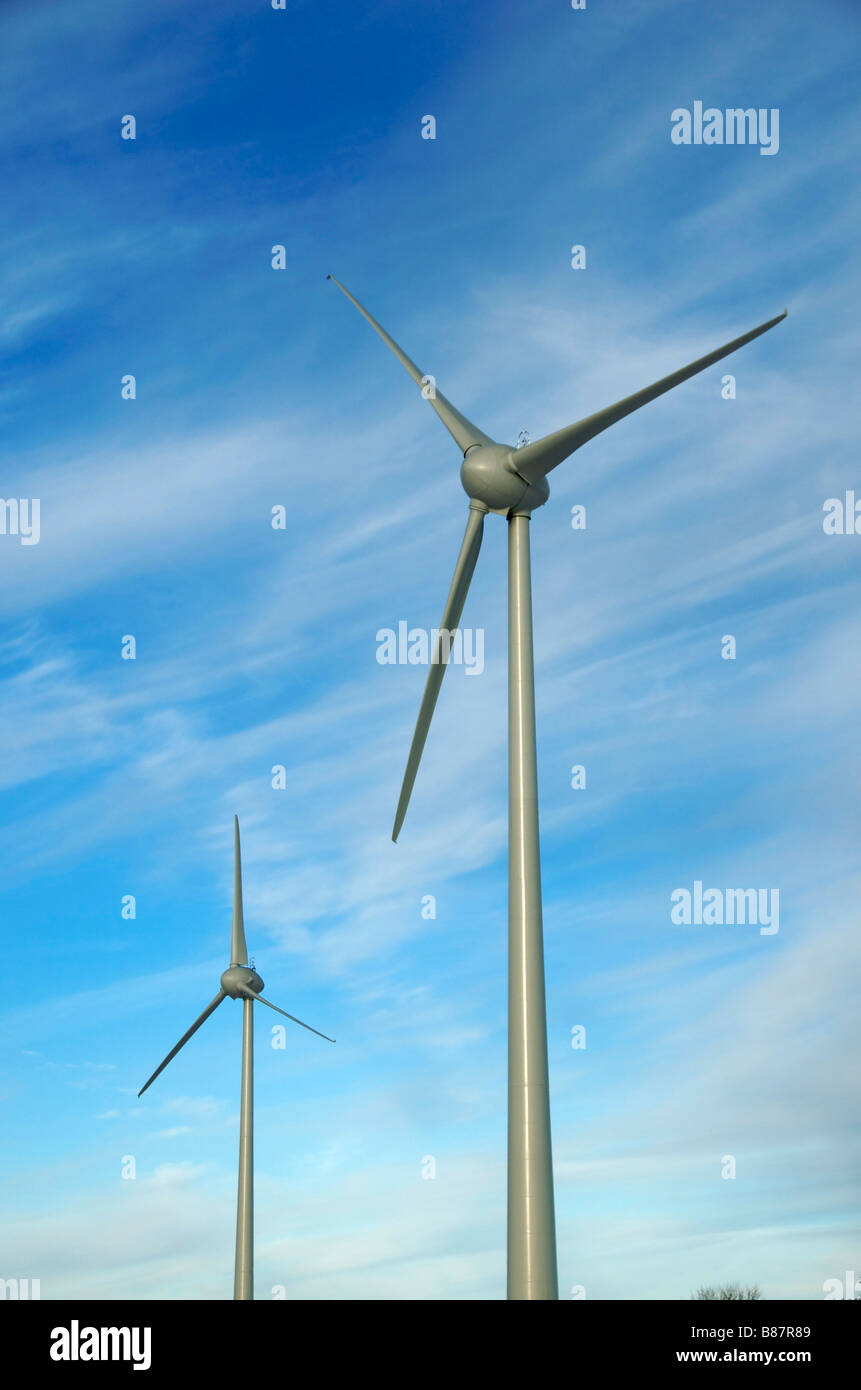 Le turbine eoliche e le lame si chiudono fino Foto Stock