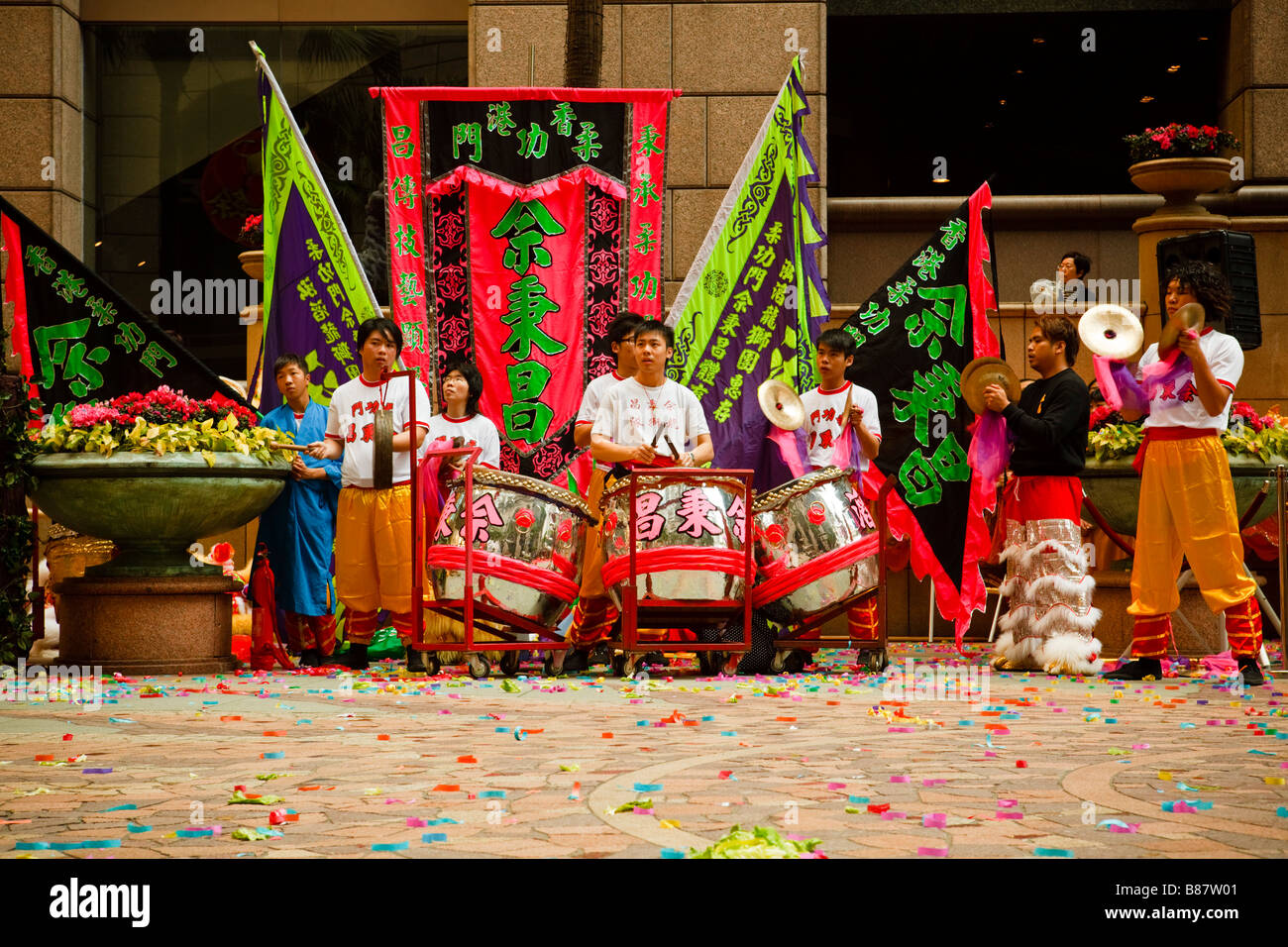 Il cinese la danza del Leone per festeggiare il nuovo anno lunare nel centro di Hong Kong. Foto Stock