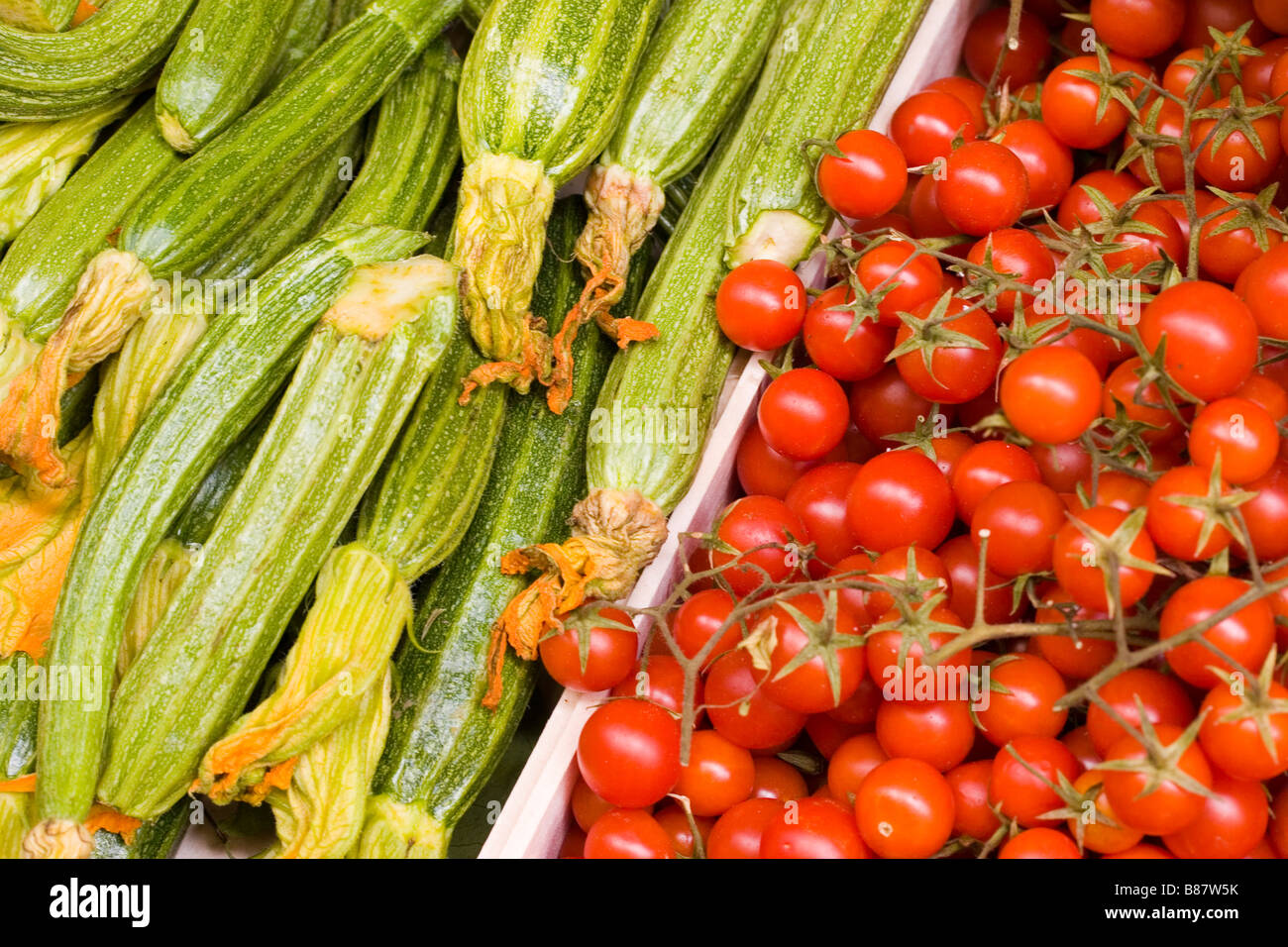 Campi da Squash e pomodori ciliegia per la vendita di frutta e verdura stand in Firenze, Italia. Foto Stock