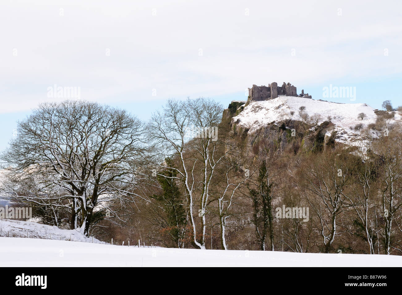 Coperta di neve Carreg Cennen Castle trappola Llandeilo Galles Carmarthenshire Foto Stock