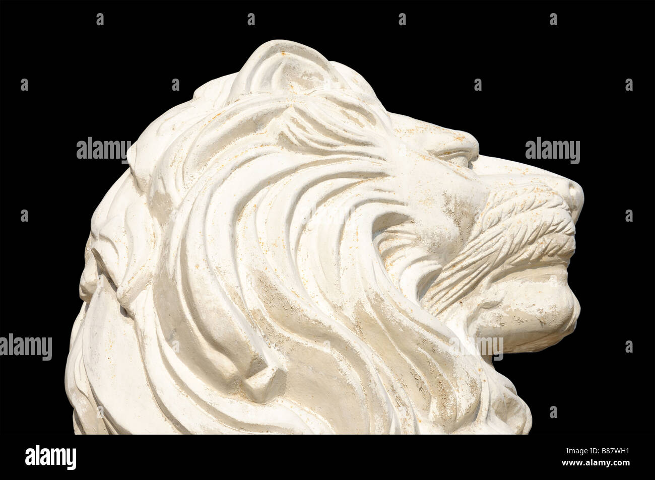 Lion statua isolata su sfondo nero Foto Stock