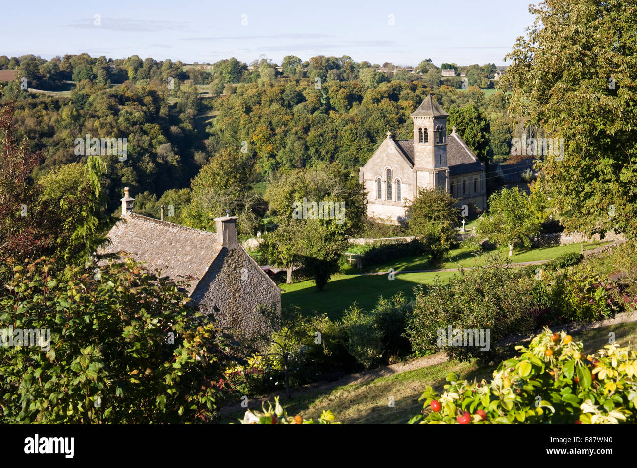 Il villaggio Costwold di Frampton Mansell, Gloucestershire in alto a Frome Valley Foto Stock