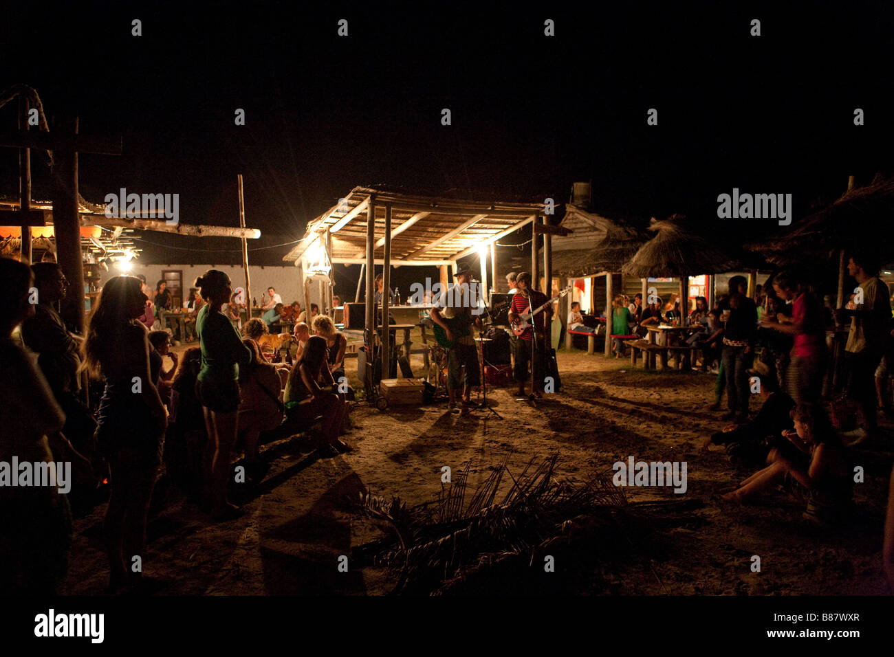 Una band che suona in un tipico shack in Valizas, Rocha, Uruguay, di notte. Foto Stock