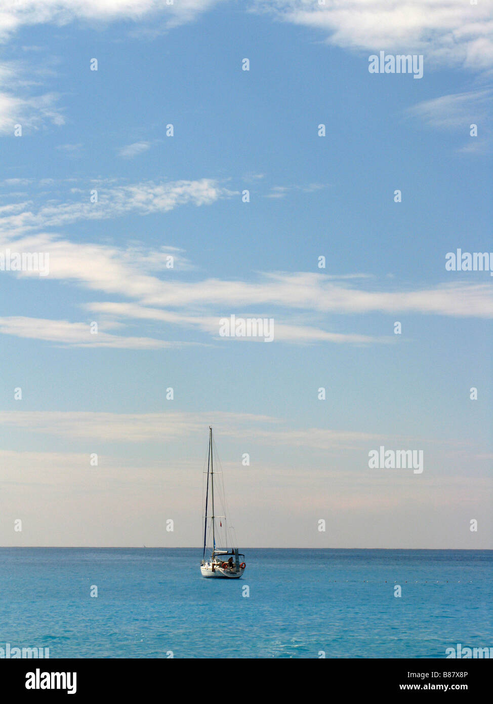 Lone barca a vela sul mare calmo, cielo blu, Olu Deniz, Turchia Foto Stock