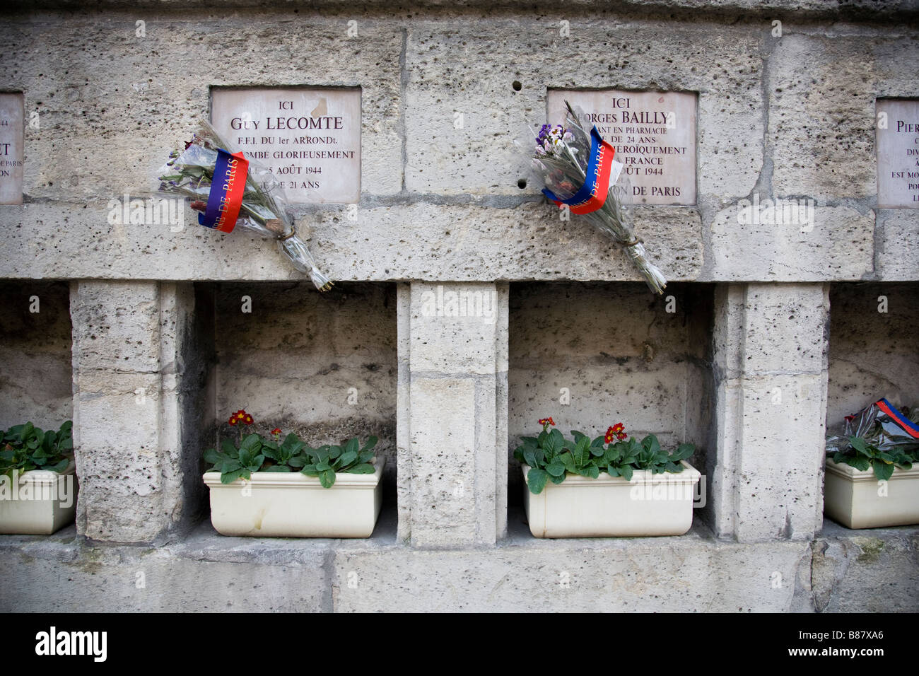 I fiori sono previste nel memoriale per i combattenti della resistenza che morì durante la liberazione di Parigi a Les Tuileries a Parigi Foto Stock