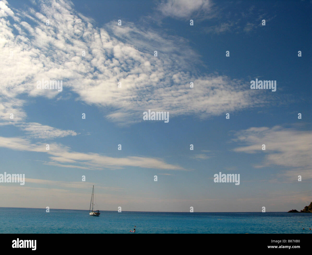 Barca sul mare ancora, Olu Deniz, Turchia Foto Stock