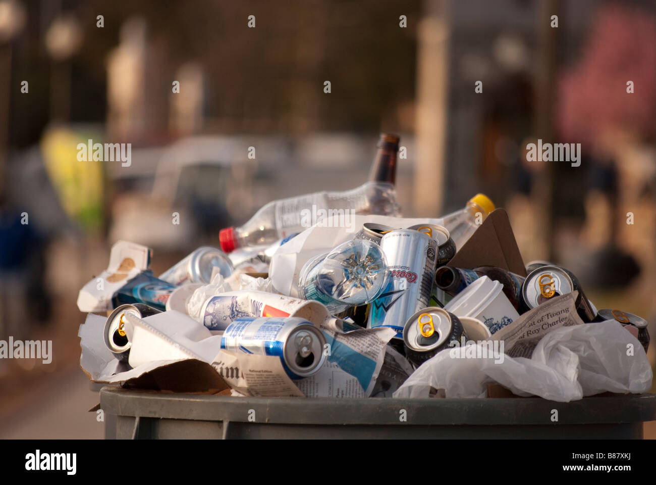 Cestino con vuoto di lattine di birra di fronte a Cameron Stadio al Coperto la mattina dopo il gioco Duke University vs Carolina del Nord Foto Stock