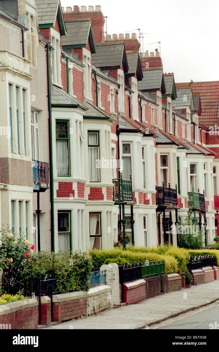 Terrazza di case confinanti con il Victoria Park Cardiff South Wales UK Foto Stock