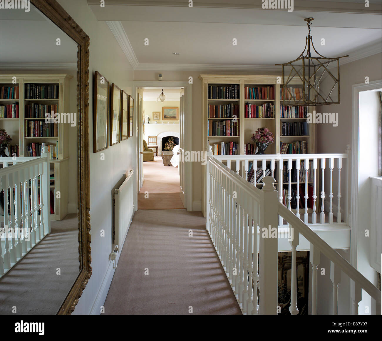 Primo pianerottolo di piano che conduce alla camera da letto che mostra la  ringhiera e della libreria Foto stock - Alamy