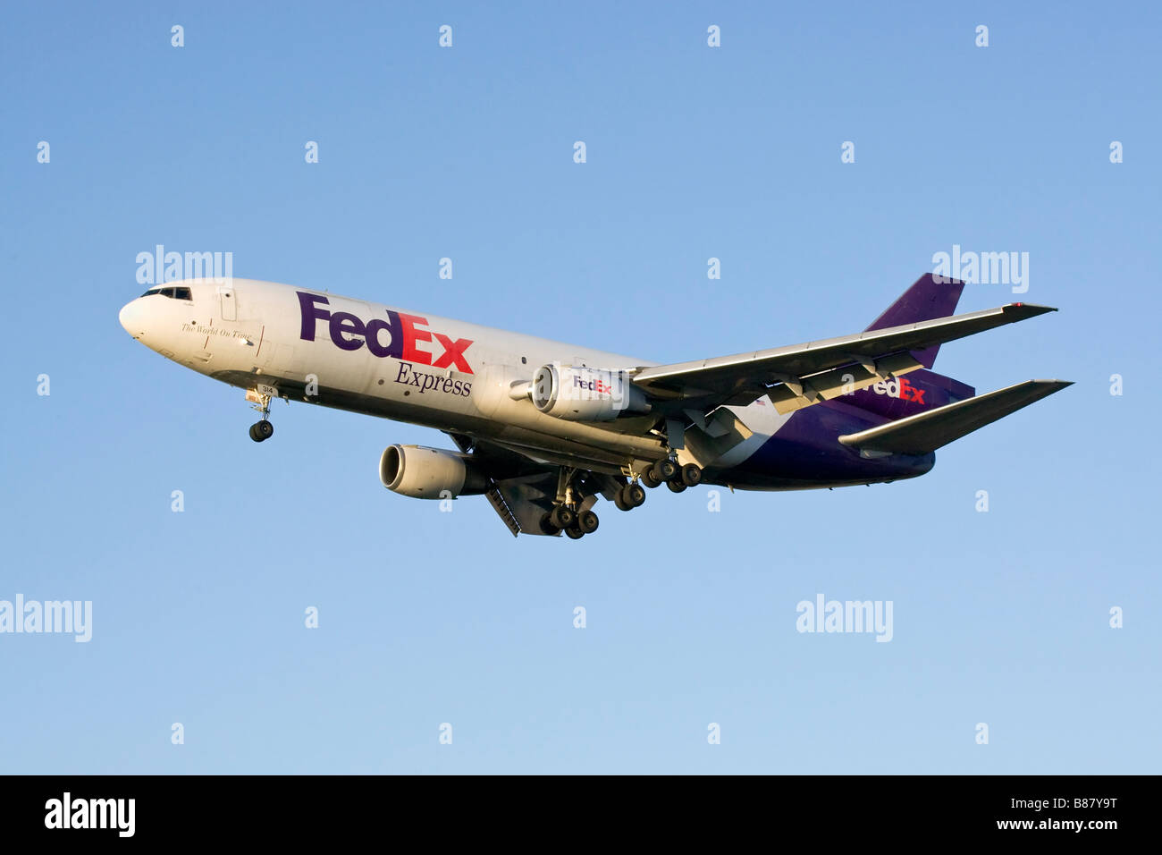 Un FedEx MD11 freighter su finali Foto Stock