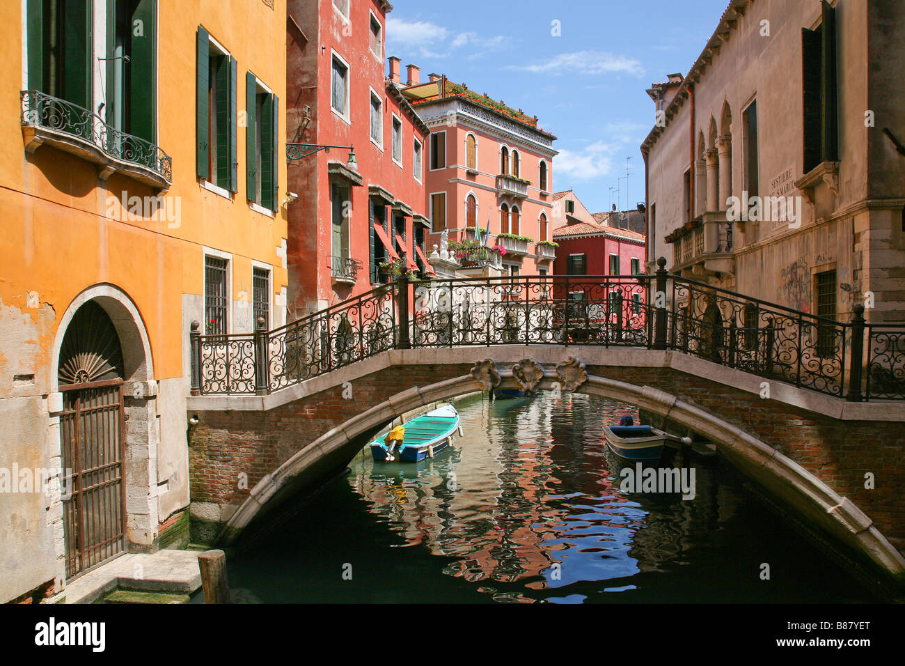 Un classico ponte sul Canal Grande a Venezia che mostra lo storico di vecchi edifici., Venezia, Italia Foto Stock