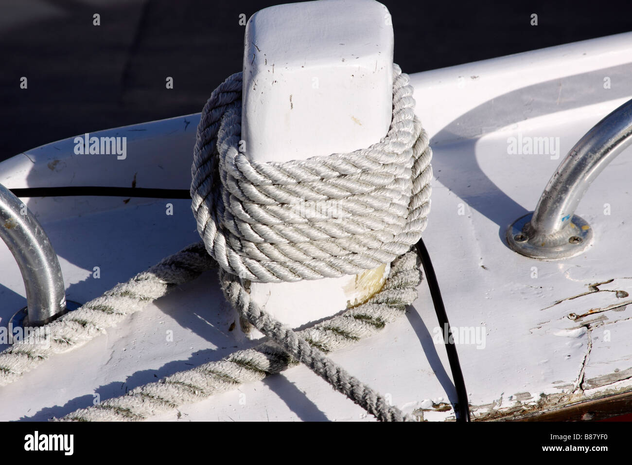 Corda avvolto a spirale sulla barca legare giù il post di Long Island, NY Foto Stock