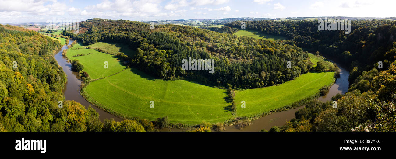 Una vista panoramica della valle del Wye dal punto di vista su Symonds Yat Rock, Gloucestershire Foto Stock