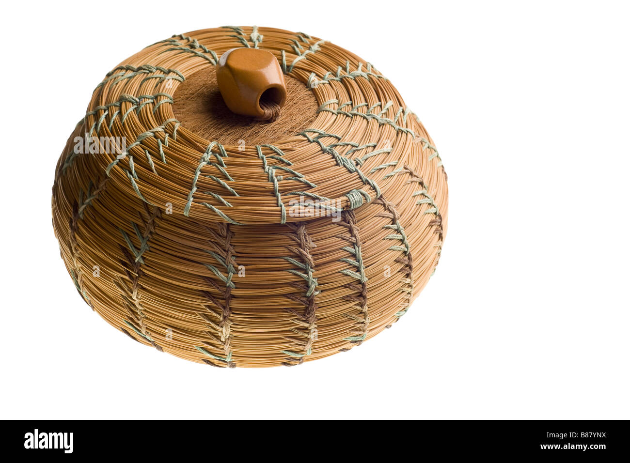 Cherokee cesto intrecciato isolati su sfondo bianco Foto Stock