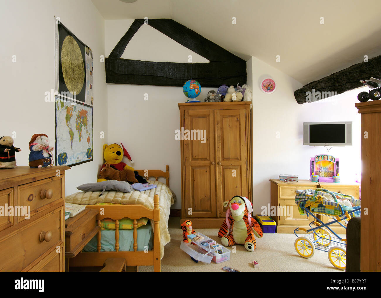Bambini La camera da letto con mobili in legno e giocattoli Foto Stock