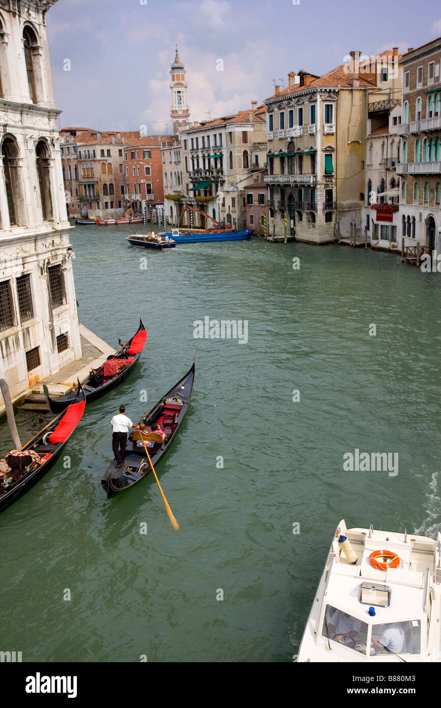 Una vista di uno dei canali di Venezia Italia con barche e gondolieri Foto Stock