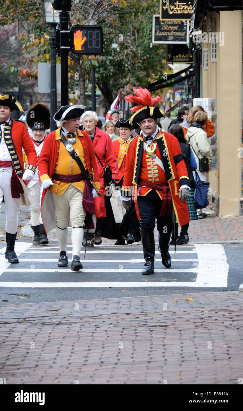 Colleghi in tradizionale officer del vestito dal tardo settecento, Boston, MA Foto Stock