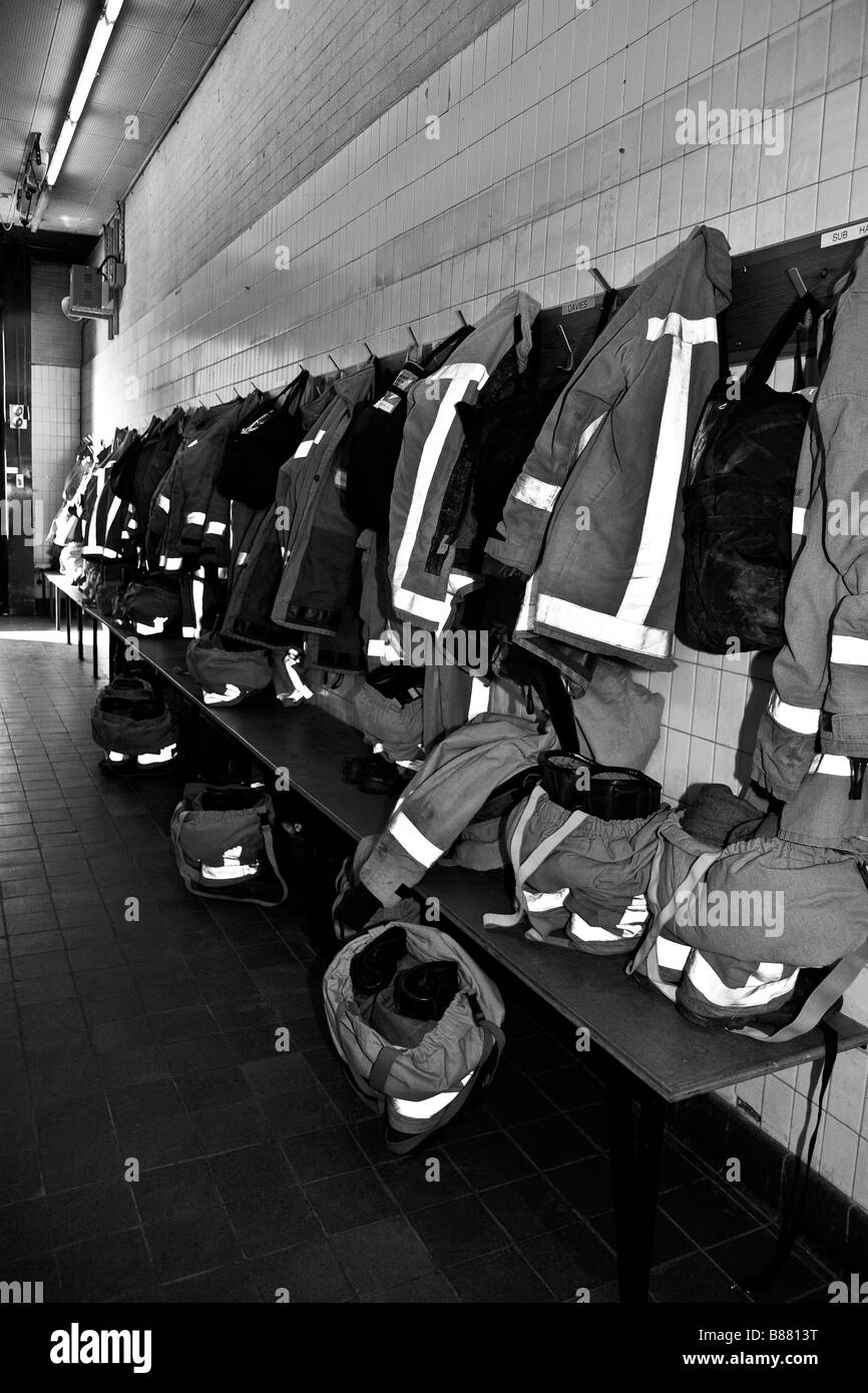 Midlands la stazione dei vigili del fuoco che mostra divisa pronto per l'azione Foto Stock