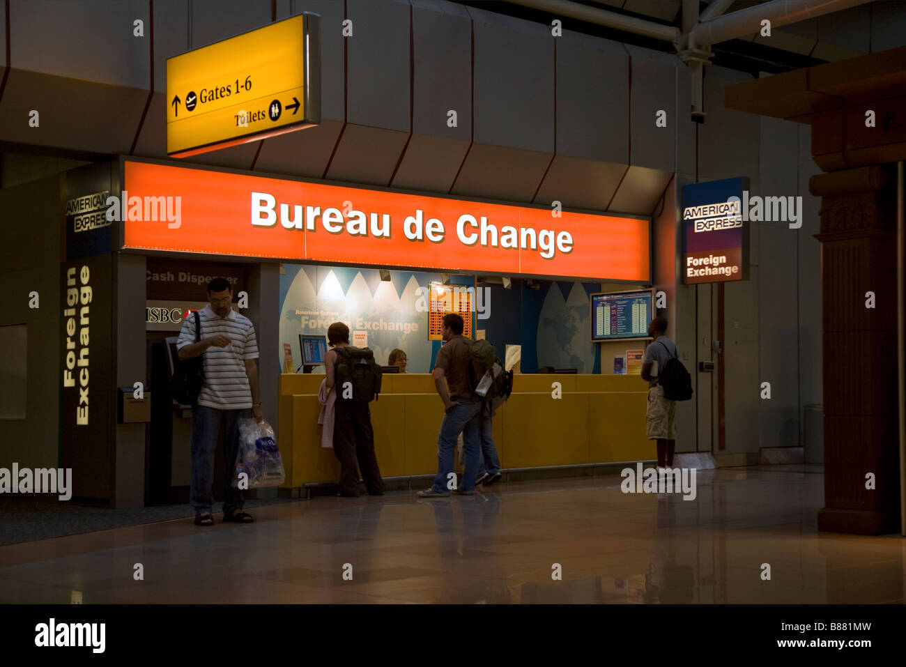 Bureau de Change Office operati da American Express presso l'aeroporto di Heathrow Terminal 4 di Londra Foto Stock