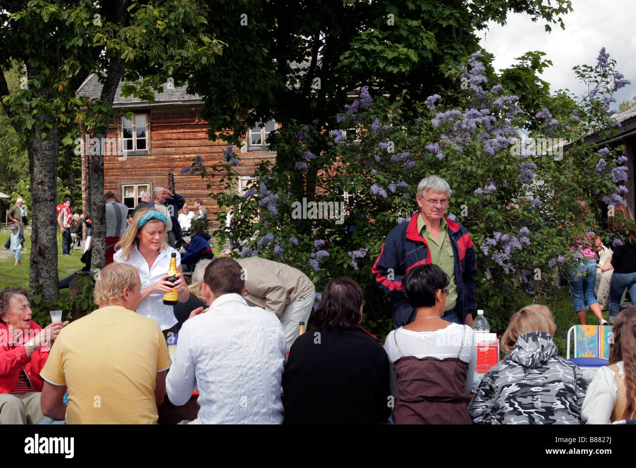 Il popolo svedese celebrare la metà estate (midsommar) festival in un tradizionale località di campagna in Svezia. Foto Stock