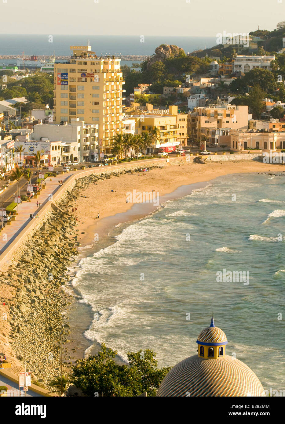 Messico SINOLA MEMBRO MAZATLAN Antenna vista panoramica di Old Mazatlan e oceano pacifico spiaggia sottostante. Foto Stock