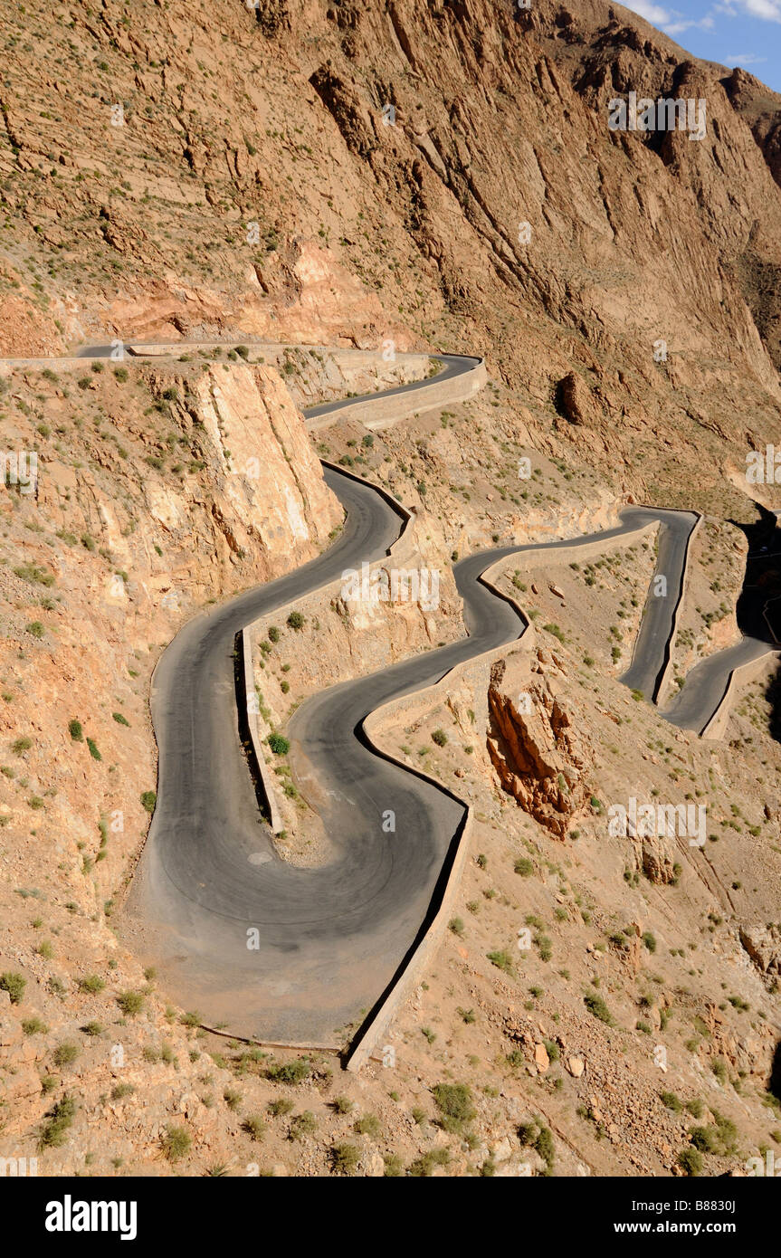 Una strada a serpentina nel deserto del Dades gorge Marocco Africa Foto Stock