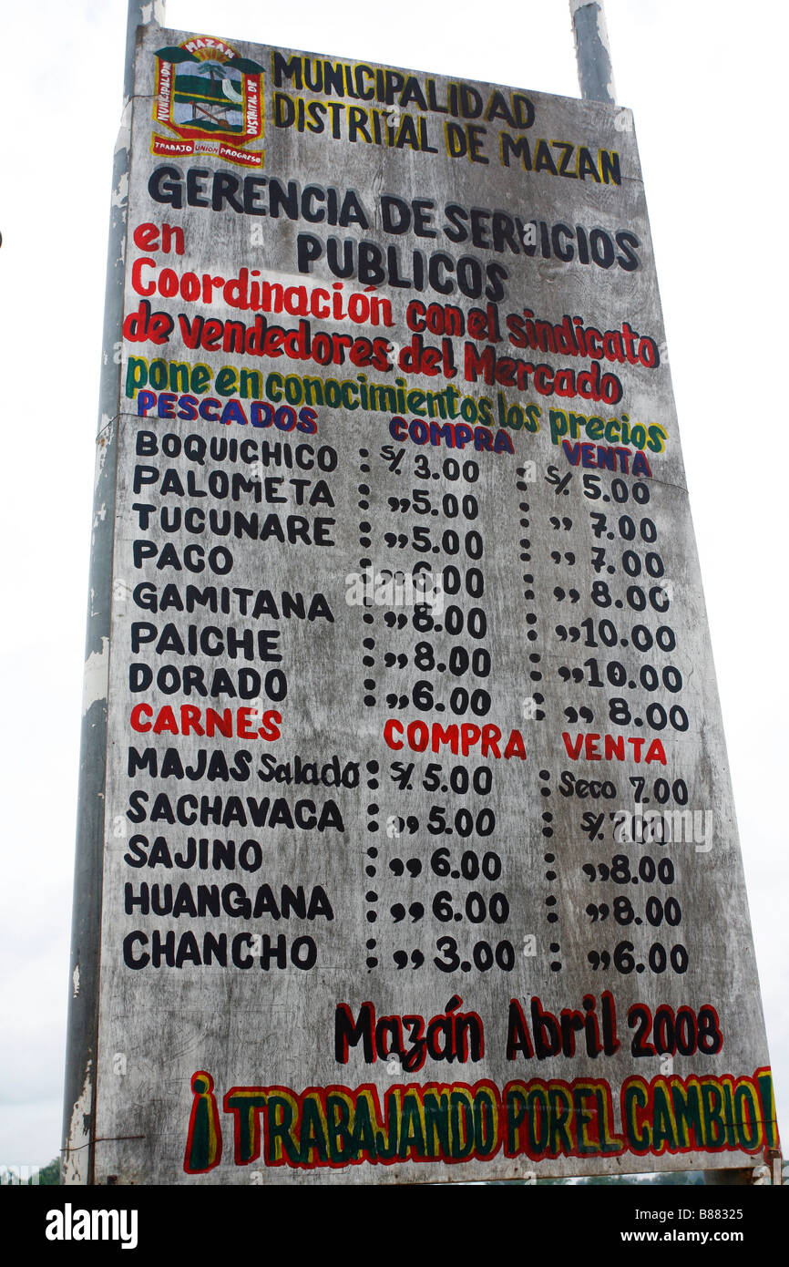 Segno che mostra i prezzi di pesce e di carne selvaggia a Mazan mercato vicino a Iquitos, Perù Foto Stock