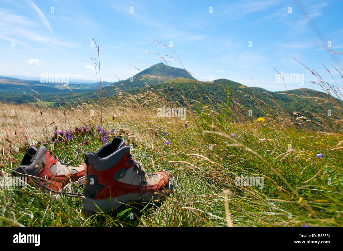 Scarponi, scarpe da trekking nella campagna in Auvergne, Francia Foto Stock