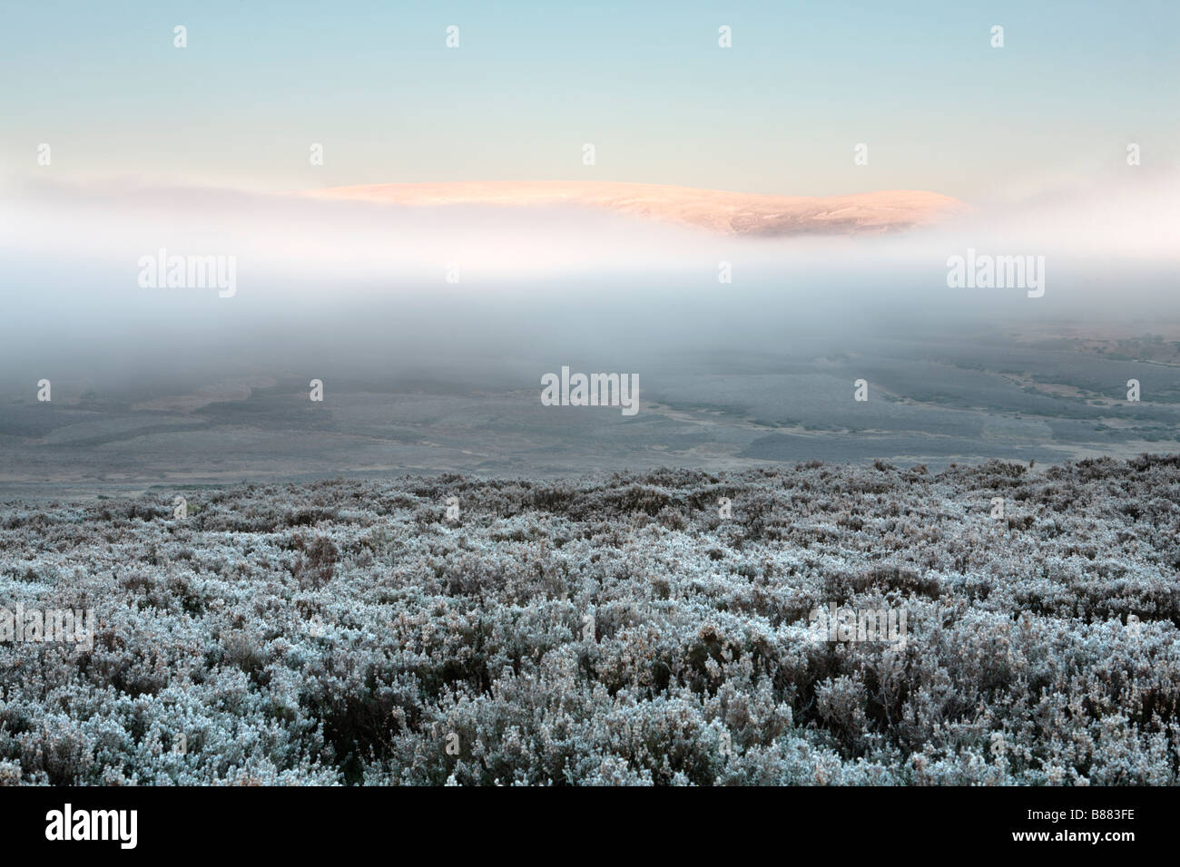 Bassa velatura di congelamento Rotoli in su un altopiano di Glen Foto Stock