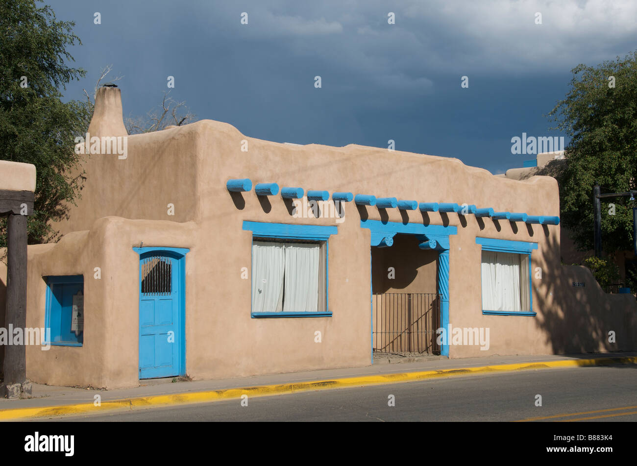 Tipica architettura adobe casa privata Taos New Mexico USA Foto Stock