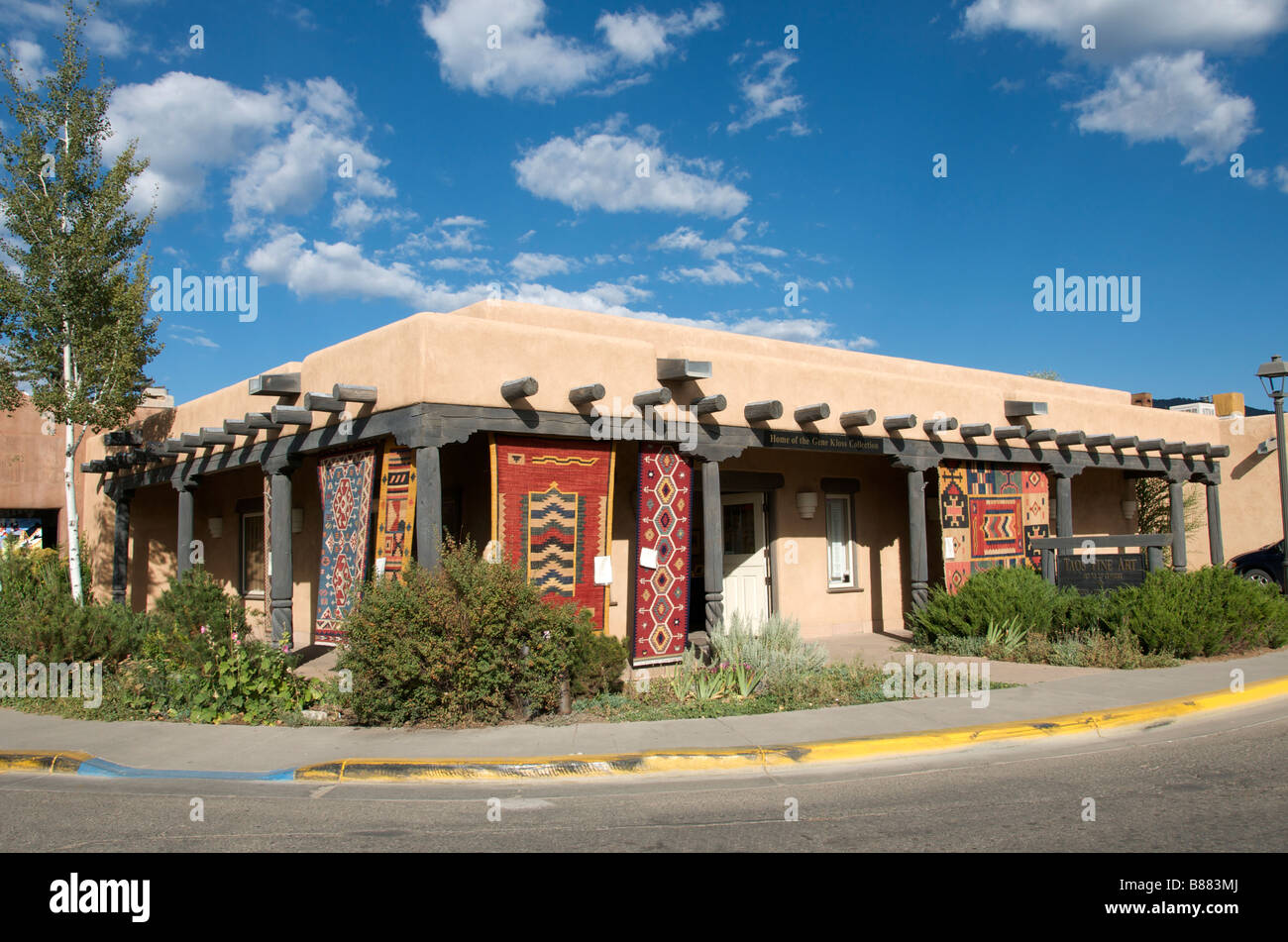 Tipica architettura di adobe e tappeti e negozio di tappeti Taos New Mexico USA Foto Stock