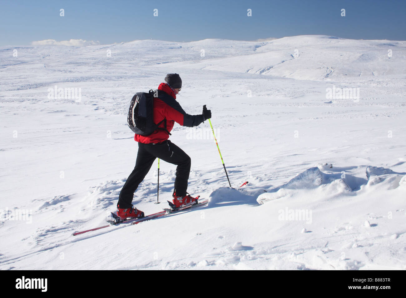 Sci alpinismo sul sedile Burnhope con croce cadde grande Dunn e poco Dun cadde in background Teesdale superiore della Contea di Durham Foto Stock