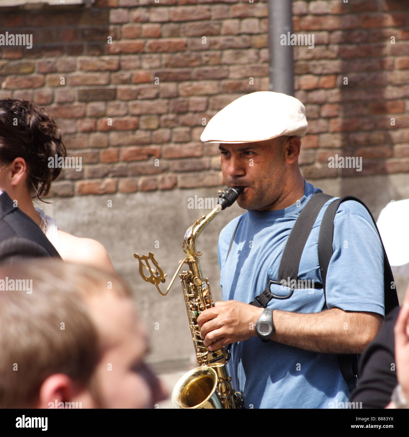 Un musicista di strada sassofonista Foto Stock