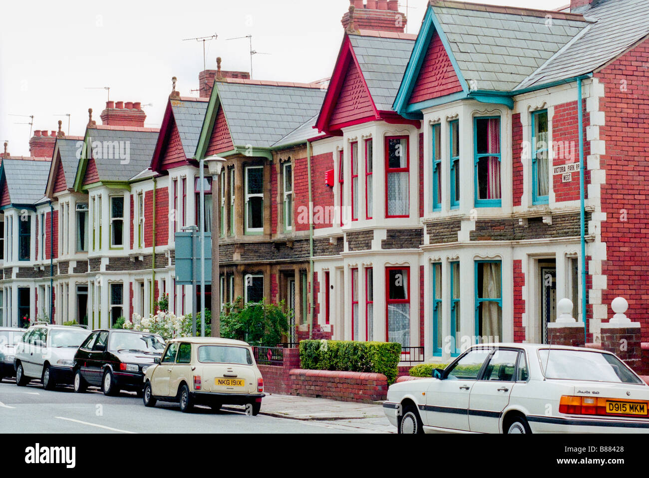 Terrazza di case confinanti con il Victoria Park Cardiff South Wales UK Foto Stock