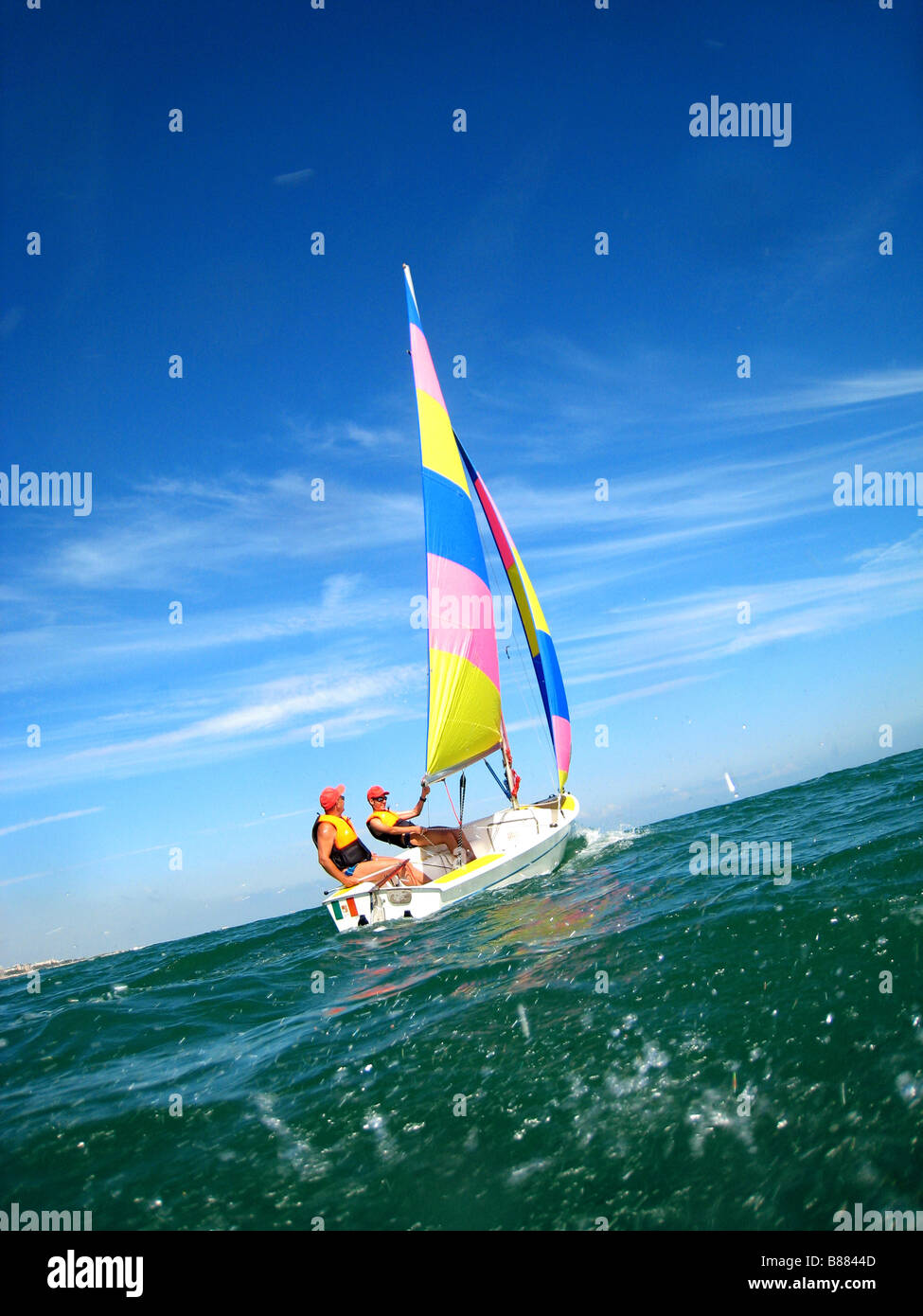 Due persone in barca a vela nella piccola barca Foto Stock