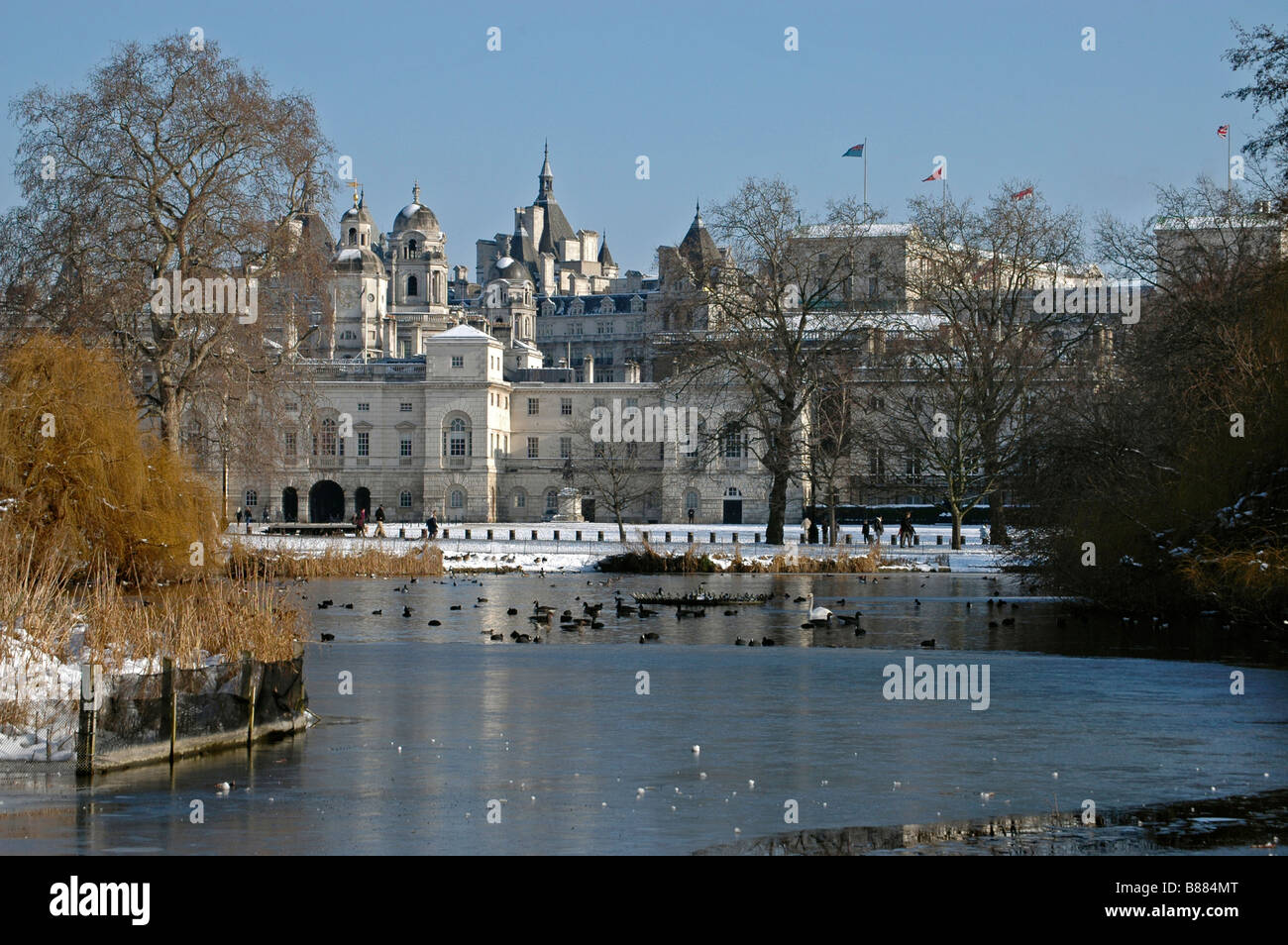 Vista da St James Park attraverso il lago Vecchio Admiralty edifici, Whitehall, Londra, in inverno la neve. Foto Stock