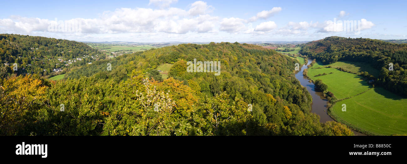 Una vista panoramica della valle del Wye dal punto di vista su Symonds Yat Rock, Gloucestershire Foto Stock