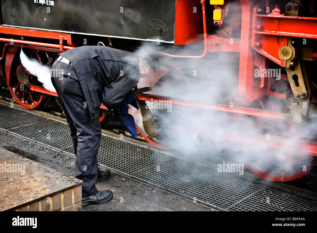 Driver del treno esaminato una locomotiva a vapore di Harz ferrovia a scartamento ridotto in corrispondenza della piattaforma da tre Annen Hohne a Brocken, Germania Foto Stock