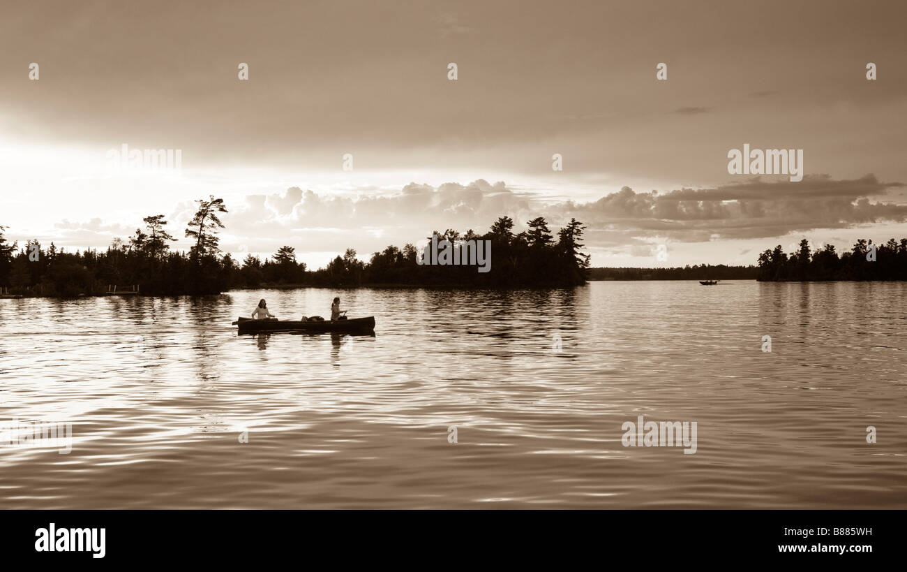 Il lago dei boschi, Ontario, Canada; giovane canoismo Foto Stock