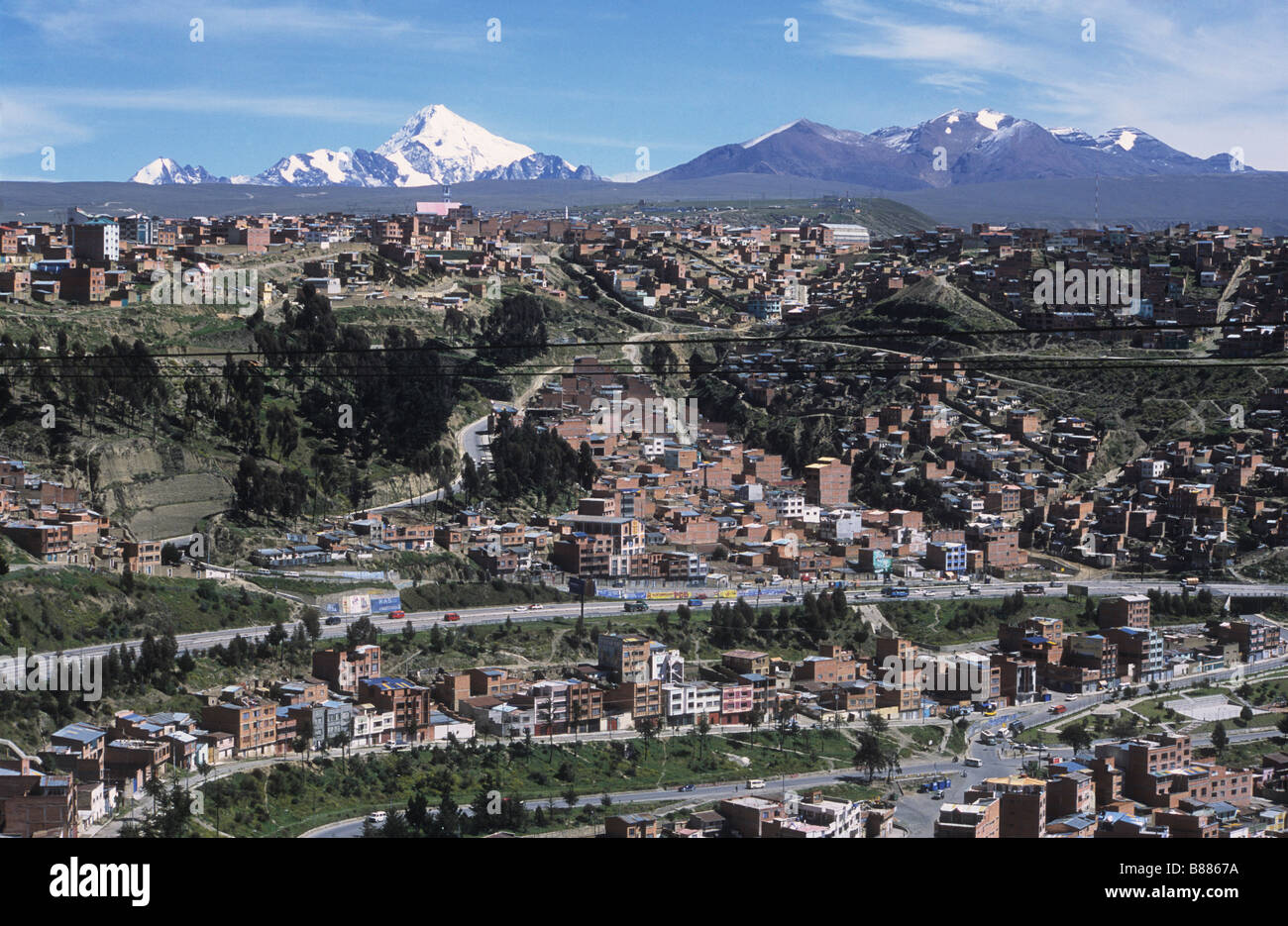 Vista su El Alto a Monte Huayna Potosi (L) e Mt Chacaltaya stazione (R), La Paz, Bolivia Foto Stock