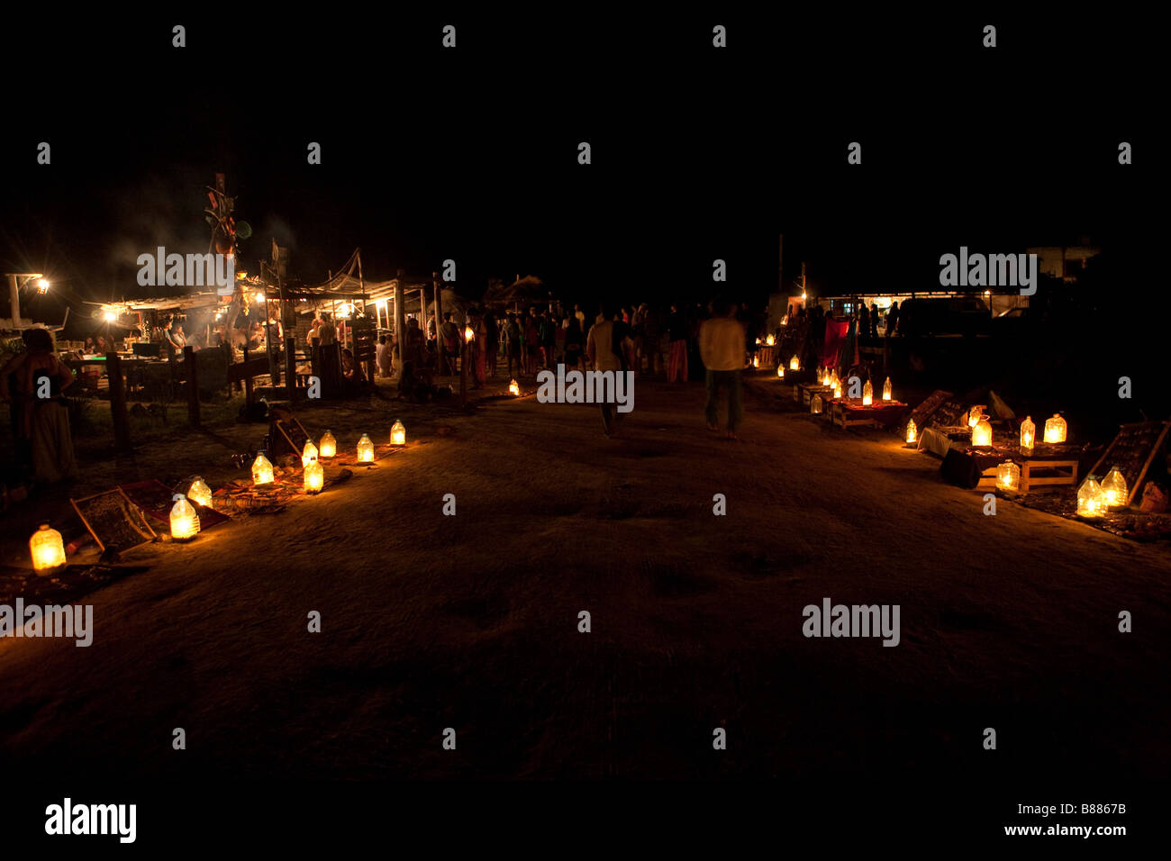 Vista della strada principale di Valizas dove una fiera di artigianato è impostato sul tardo pomeriggio e sera. Esso è illuminato da candele. Foto Stock