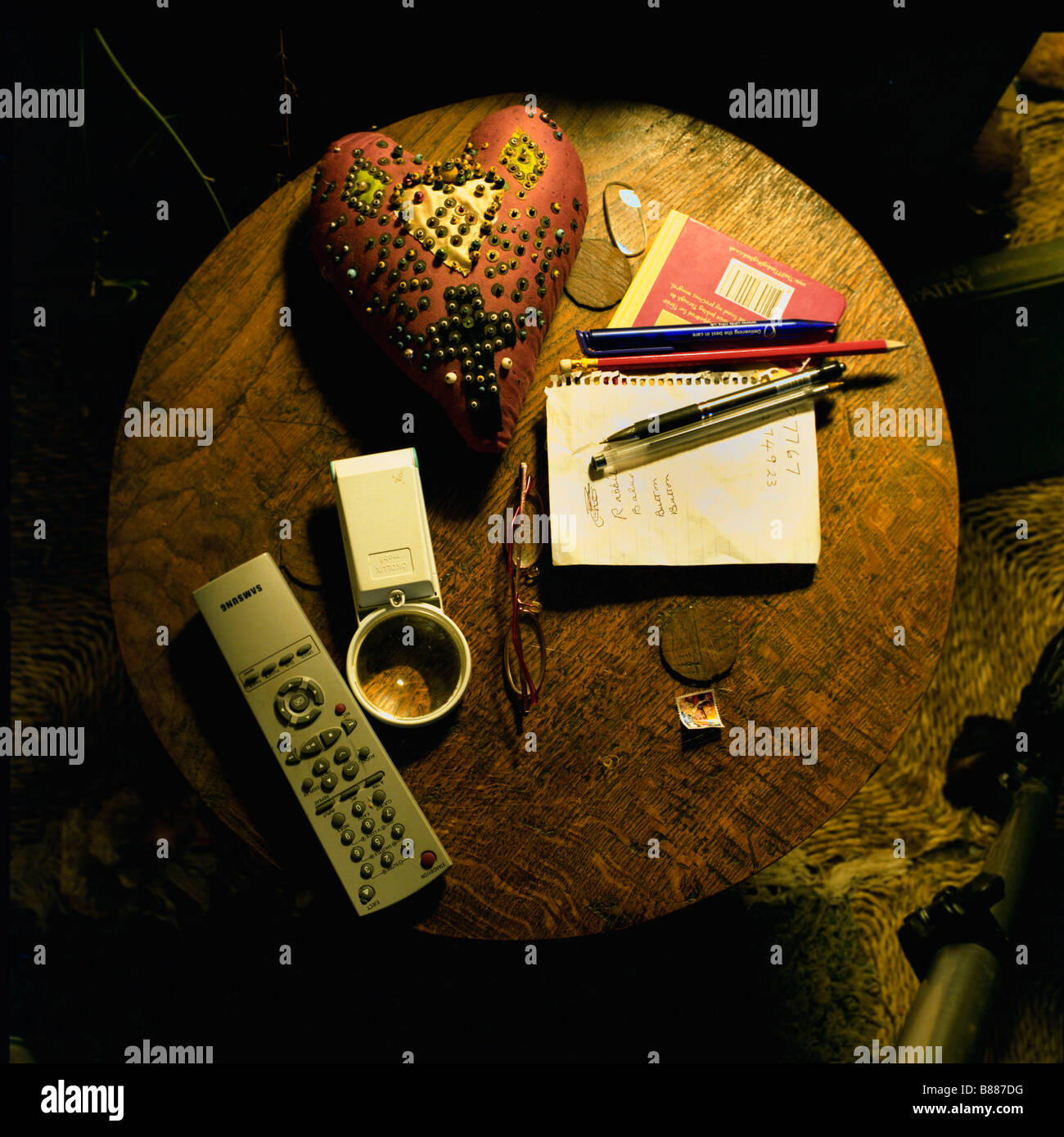 Un tavolino da soggiorno di sessanta qualcosa di persona con oggetti casuali che riflettono la personalità dei proprietari. Foto Stock