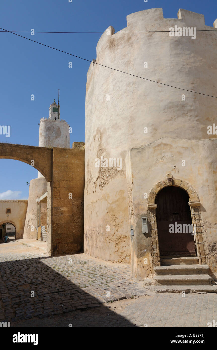 Un vecchio edificio con una grande torre rotonda El Jadida Marocco Africa Foto Stock