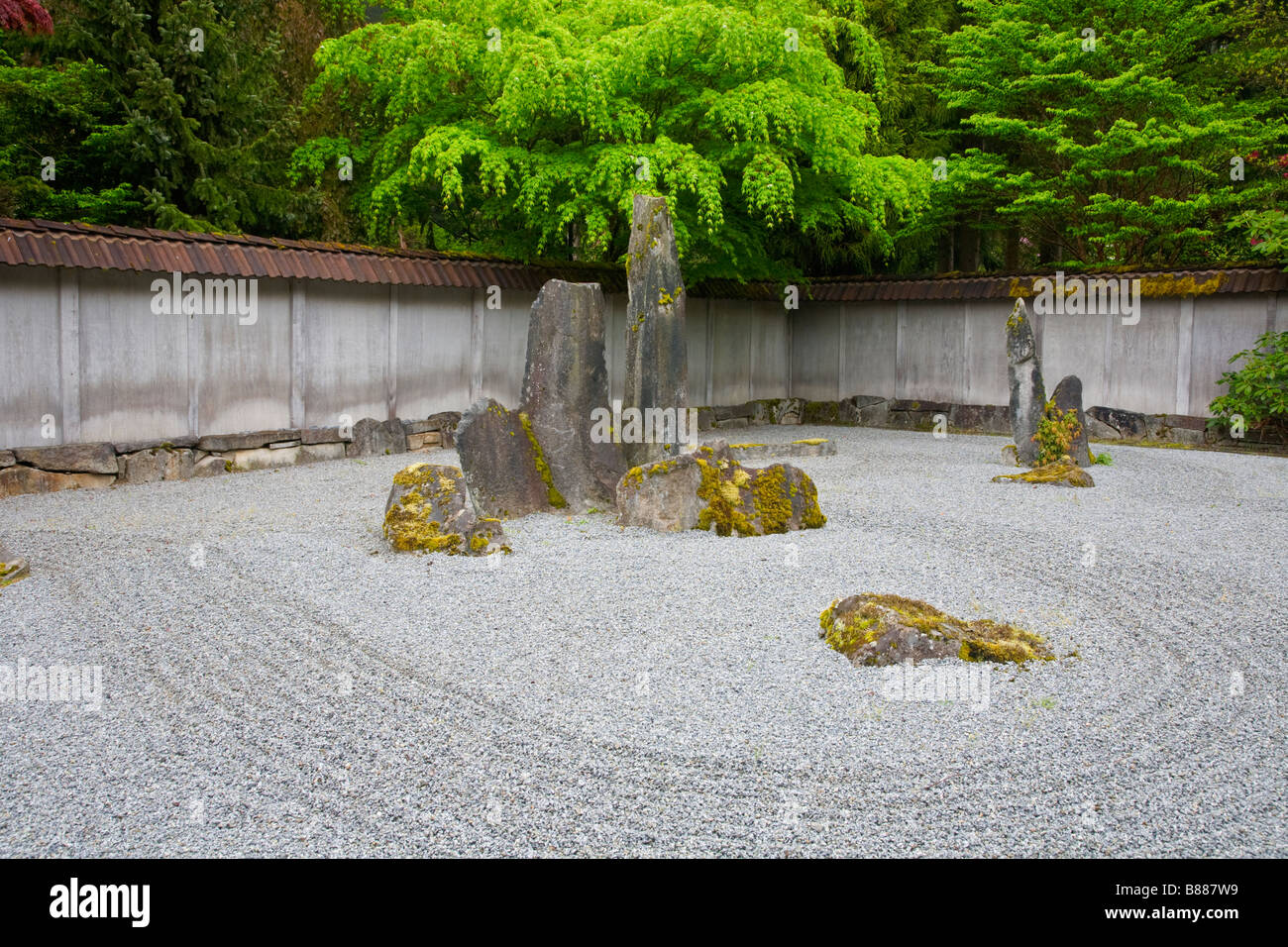 Woodinville WA rastrellata la sabbia e le pietre nel Giardino Zen del Santuario di Welch Foto Stock