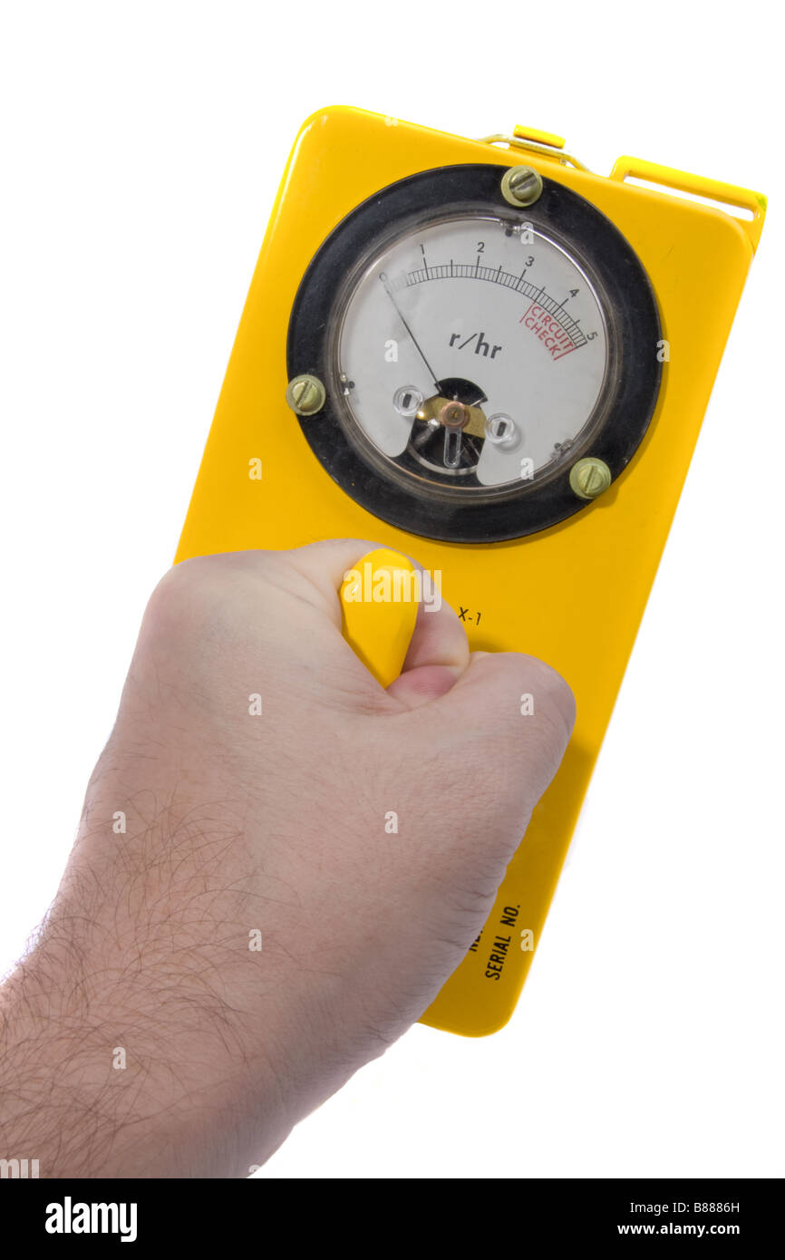 Yellow Classic contatore Geiger in mano isolato su bianco conosciuto anche come un sondaggio raidological dispositivo. Foto Stock