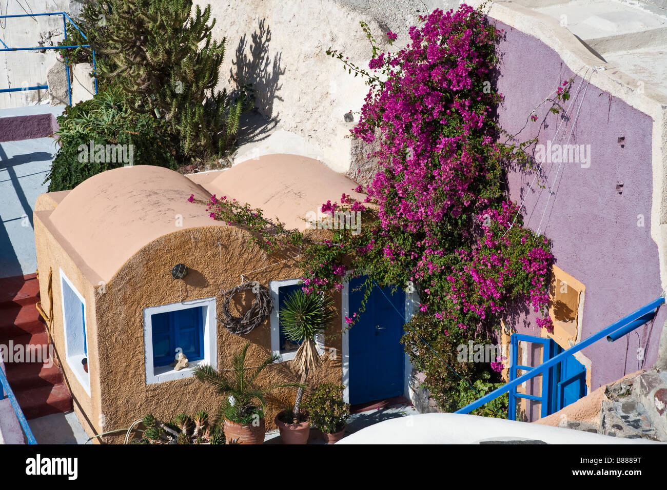 Rosa e blu casa tradizionale Oia Santorini Cyclades Grecia Foto Stock