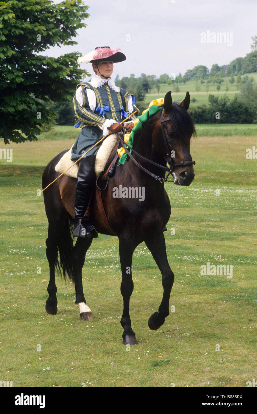 Equitazione classica Lady sul cavaliere a cavallo la rievocazione storica in costume dressage del xvii secolo donna femmina Foto Stock