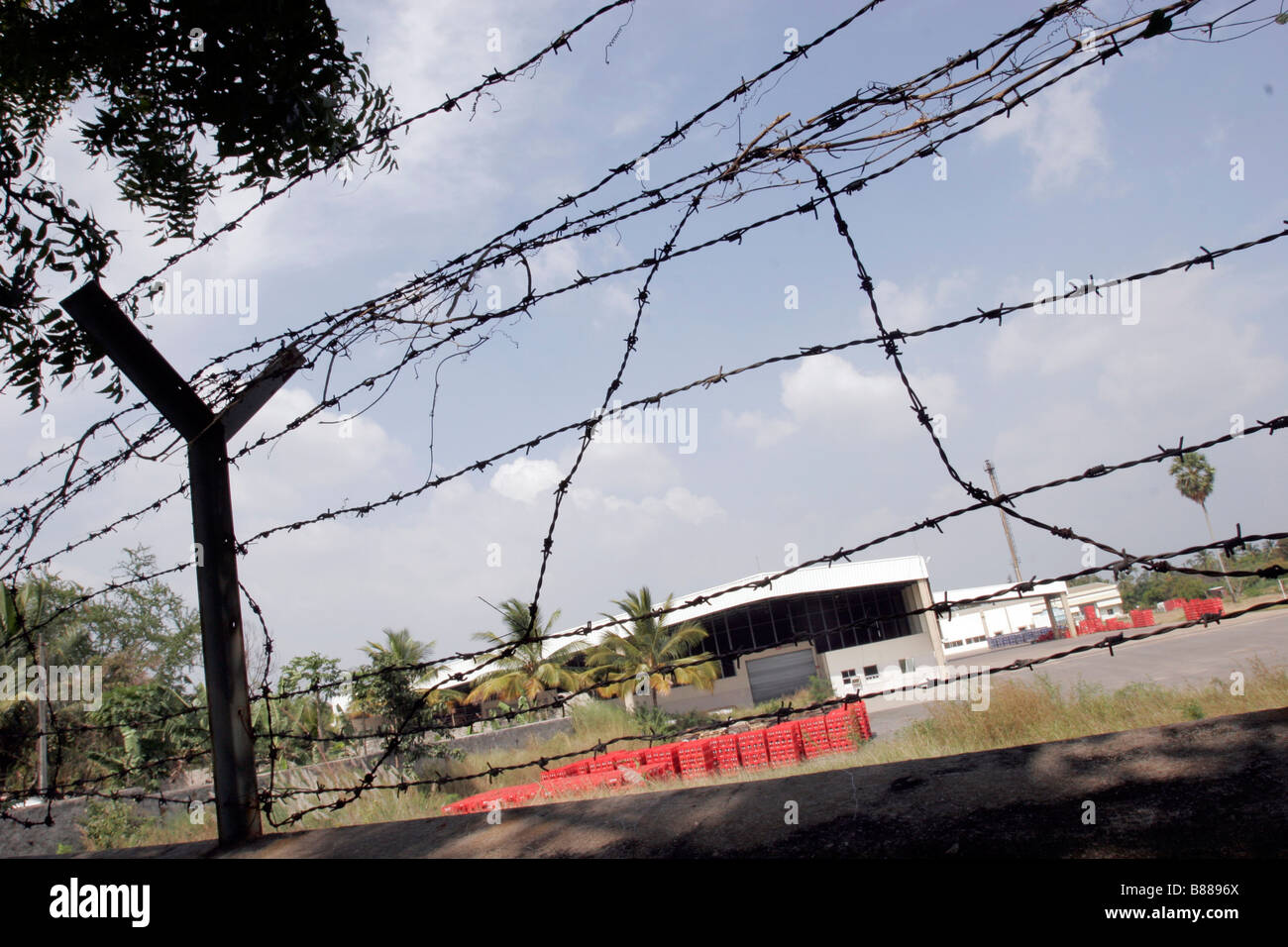 La coca cola (coke) factory che villaggi rivendicazione hanno inquinato la loro acqua nel villaggio di Plachimada nel Kerala in India Foto Stock