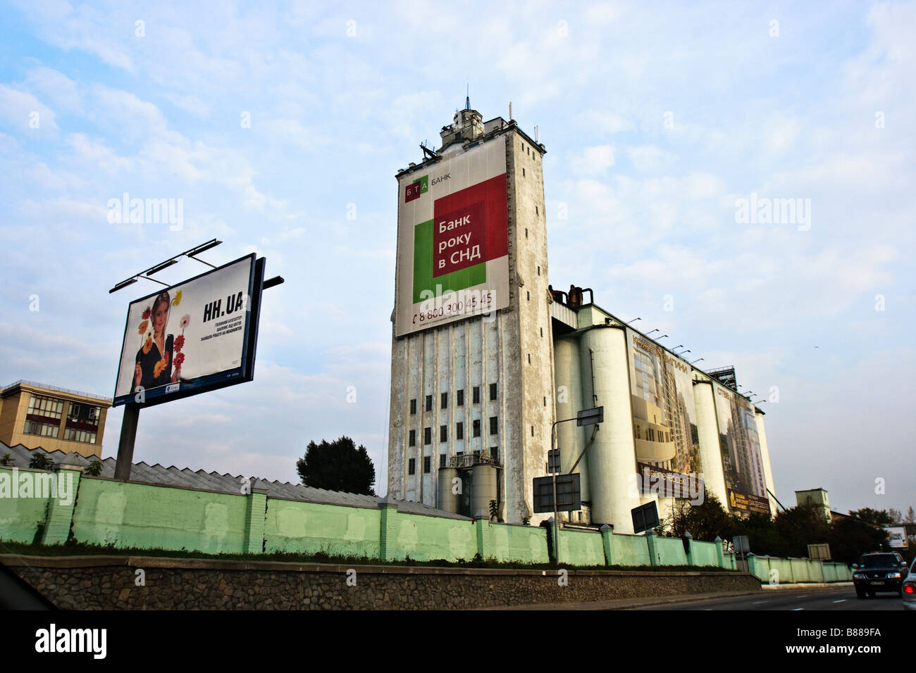 BTA Bank poster pubblicitario in un edificio industriale a Kiev, Ucraina Foto Stock