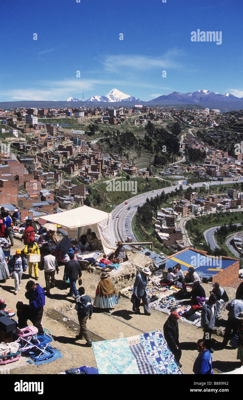 Giorno di mercato a El Alto, Mt Huayna Potosi (centro) e Mt Chacaltaya stazione (R) in background, La Paz, Bolivia Foto Stock